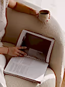 kumaş kaplı berjer, oturma odasında sıcaklık ve rahatlık hissi veren köşe