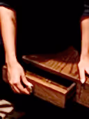 çekmecesi açılmış dresuar