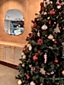 yılbaşı ağacı ve hazeranlı meşe şifonyer ve duvar aynası